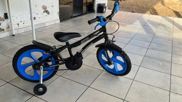 Vende-se bicleta infantil azul