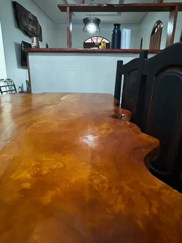 Mesa e jogo de cadeiras 