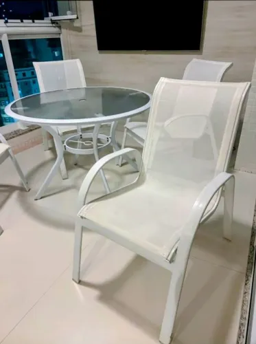 Conjunto de mesa e 3 cadeiras
