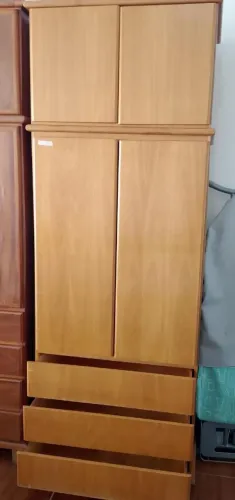 Vendo esse guarda roupa de madeira 4 portas 3 gavetas em ótimo estado de conservação