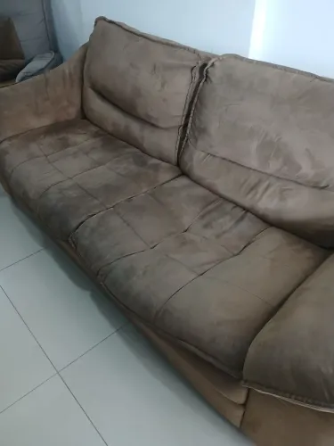 Sofá três lugares, conservado, modelo bonito, ótimo preço!