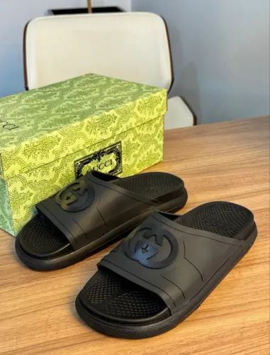 Chinelo slide preto Gucci 