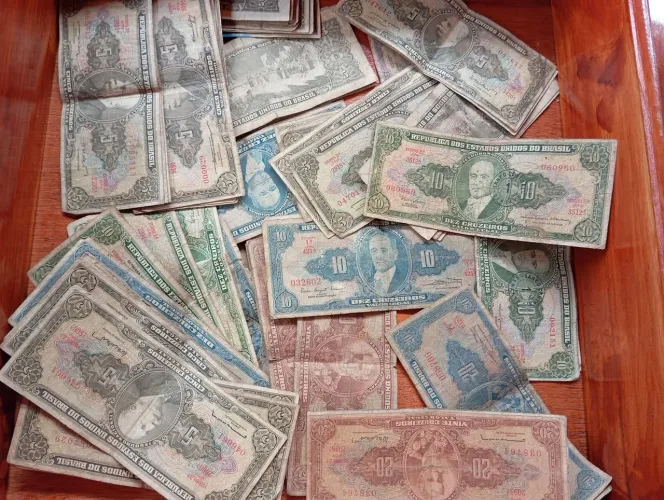 Vendo cédulas antigas Cruzeiros anos 1943 a 1969 lote de 90 peças
