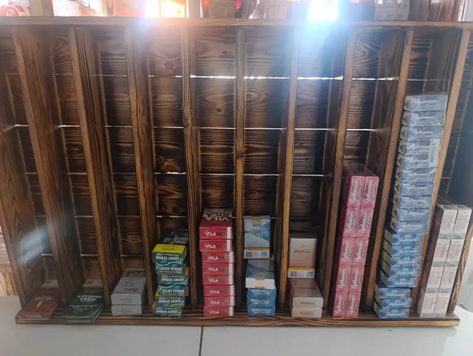 Expositor de cigarro rústico