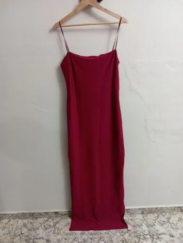 Lindo vestido cor de vinho