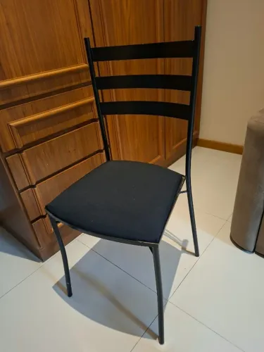 Cadeira de ferro preta com assento estofado (pequenos reparos)