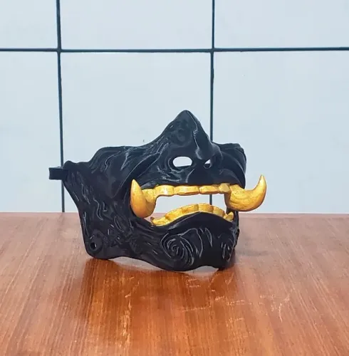 MÁSCARA SAMURAI ONI - PRETO E DOURADO