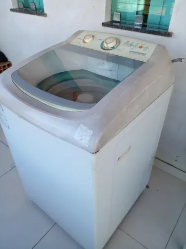Máquina de lavar usada com defeito.