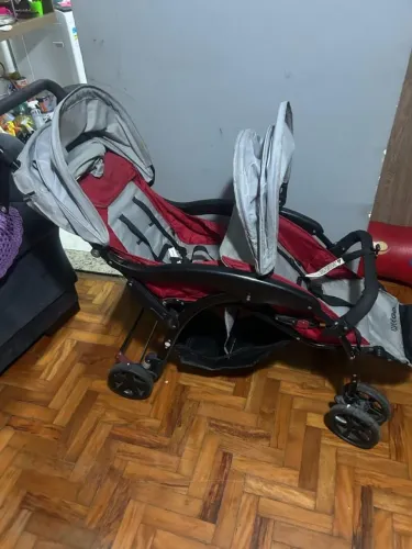 Carrinho de gêmeos 
