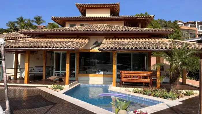 Casa de Alto Padrão na Ferradurinha - Búzios com 5 suítes para 18 pessoas