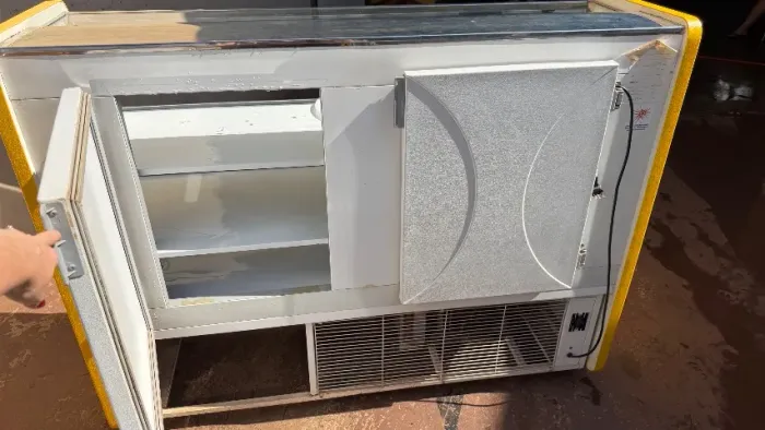 Balcão refrigerado para bolo e doces