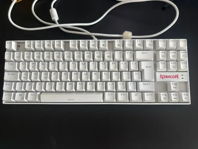 Teclado Mecânico Redragon Kumara K552W Branco - Switch Vermelho (Red Switch)