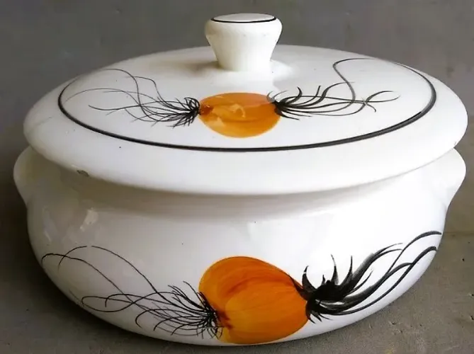 Elegante Sopeira "creme de cebola" em cerâmica vitrificada pintada á mão
