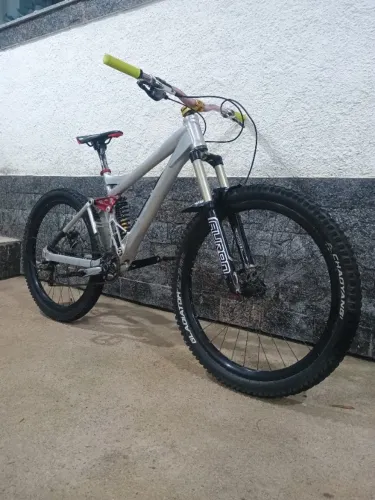 Bicicleta de Downhill/Enduro Iron Horse