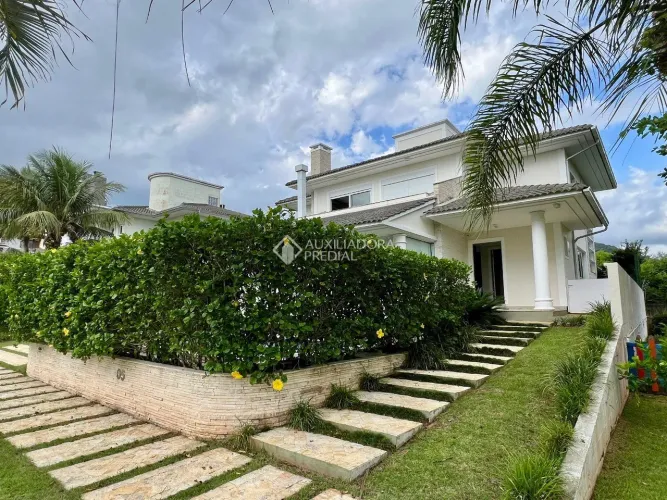 Casa 3 dormitórios 381m2 privativos 2 vagas de garagem no bairro Cacupé