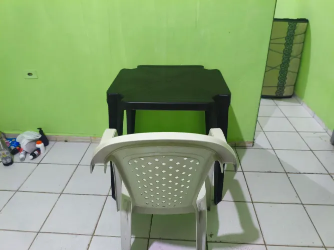 Mesa de plástico com uma cadeira