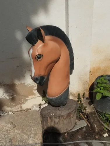 Cavalo esculpido em pedra preta