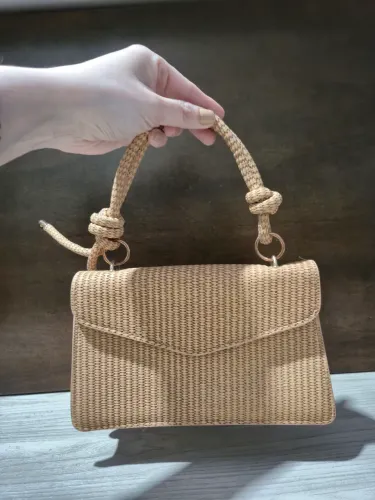 Bolsa de mão e transversal texturizada