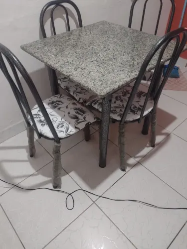 Vendo essa mesa nova tamanho 75 por 75