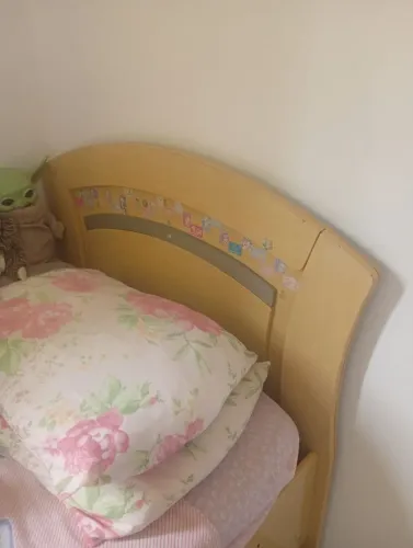 Cama de solteiro de madeira
