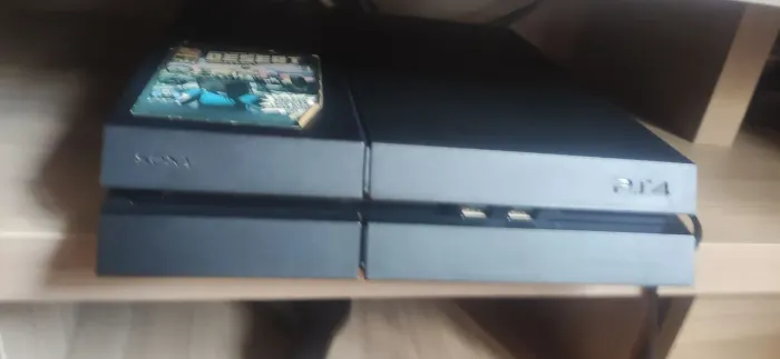 Playstation 4 Fat usado, 1 tera de espaço, 2 controles, red ded redemption 2 incluso.