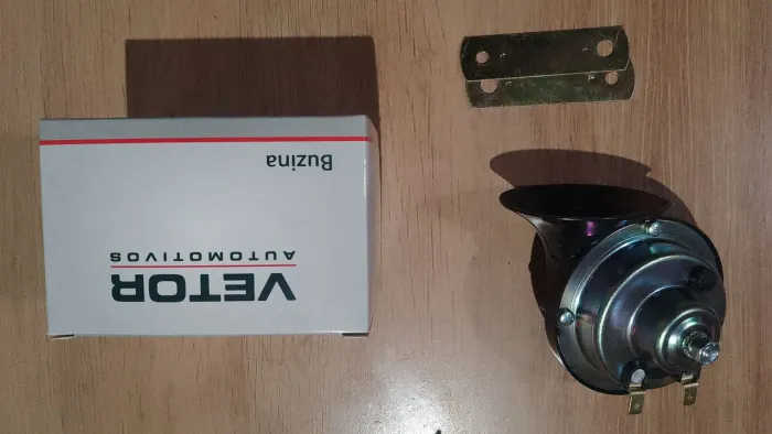 Buzina automotiva universal. Nova na embalagem.