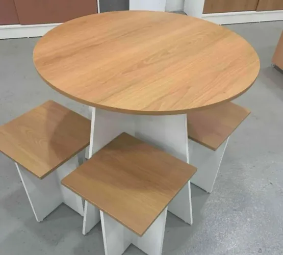 Mesa com 4 bancos em mdf