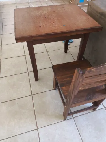 Mesa infantil de madeira com duas cadeiras usada