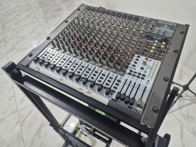 Mesa de Som Behringer XENYX 2442FX