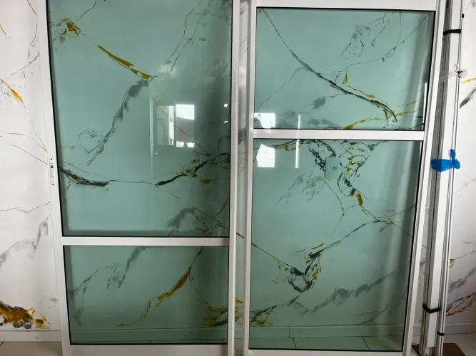 Porta de alumínio reforçada com vidros temperados verdes 2.10x2.00 