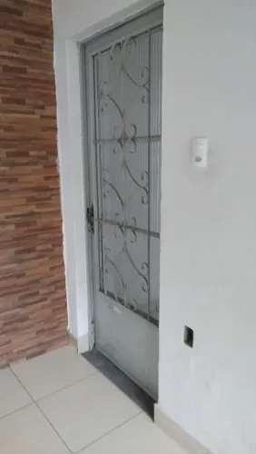 Vendo ótima porta 2,10x82