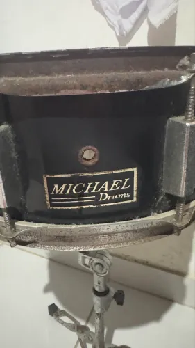 Caixa de bateria com tripé 
