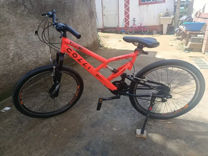 Vendo uma bicicleta aro 26 semi-nova valor 600,00. aceito cartão de crédito.