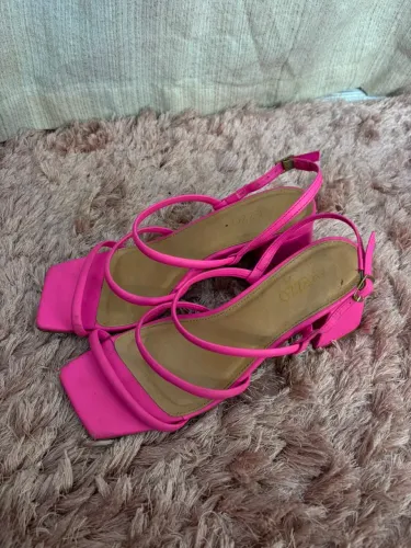 Sandália Arezzo Rosa de Tiras (Salto Bloco)