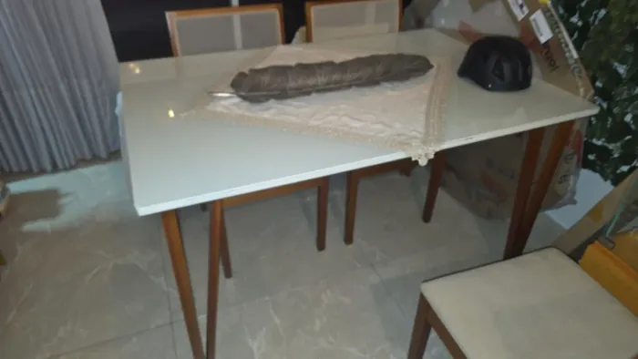 Vendo apenas a mesa de jantar não tem cadeira