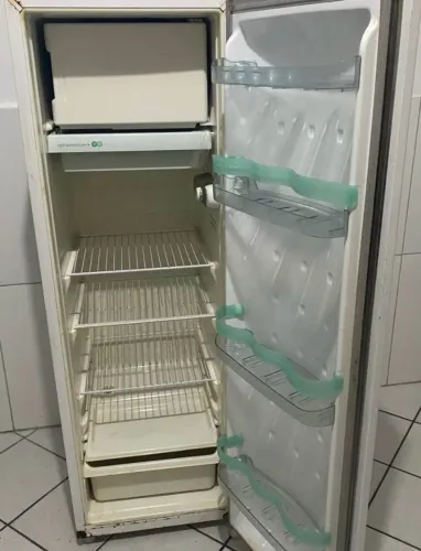 Geladeira em ótimo estado 