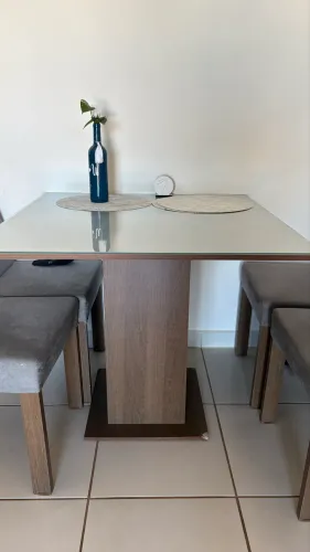 Mesa de jantar com tampa de vidro e 4 cadeiras