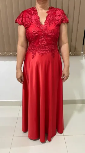 Vestido Vermelho Madrinha de Casamento em Cetim com Aplique de Renda