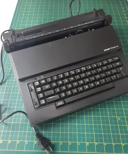 Maquina de Escrever Eletrônica Olivetti Praxis 20 - Usada