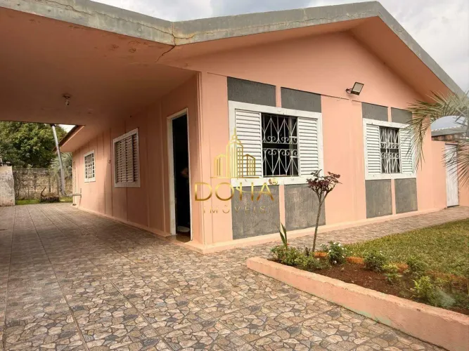 CASA TÉRREA FUNCIONAL COM 3 QUARTOS, 4 VAGAS DE GARAGEM E QUINTAL ESPAÇOSO!
