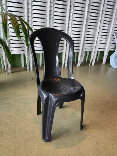 Cadeira bistrô de plástico com capacidade para 152kg nas cores preto e branco