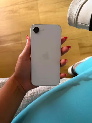 iPhone 16e