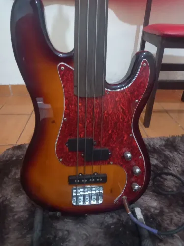 Baixo Fender fretless made in china, instrumento bem construído a mais 20 anos sonoridade
