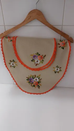 Caminho de mesa em linho bordado a mão