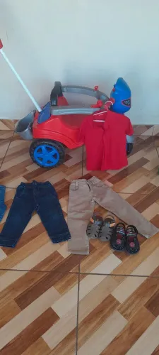 Carrinho de passeio mais duas calça jeans, uma bermuda e dois pares de sandália