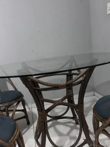 MESA DE VIDRO À VENDA ? LINDA E CONSERVADA!