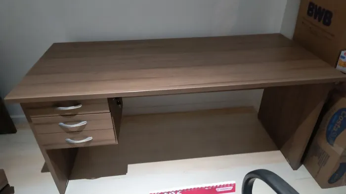 Mesa de escritório com gaveta