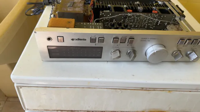 Vendo amplificador gradiente 166 como sucata, em Itajubá/MG (NÃO ACEITO DEVOLUÇÃO)