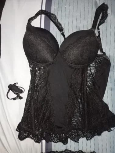 Vendo corset com meia de renda.
