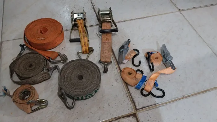 Cintas e catracas seminovas pouco usadas 